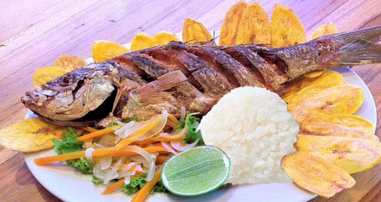 Pescado frito con arroz, frijoles tajadas verdes y ensalada