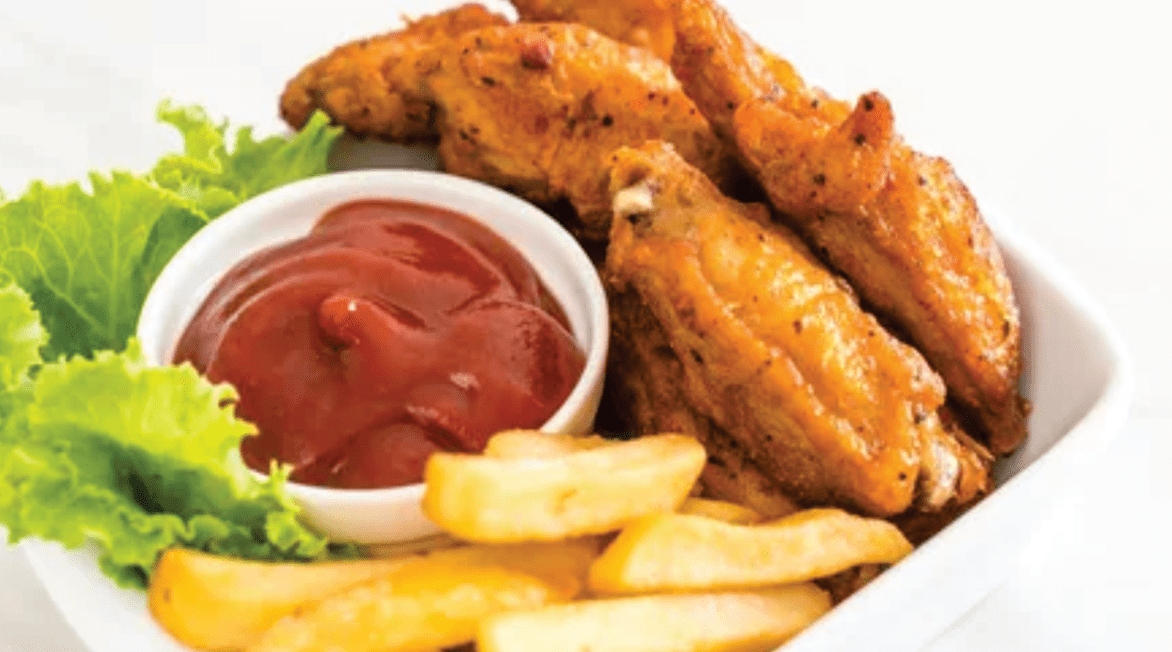 Alas de pollo con papas Fritas / Chicken Wings with fries